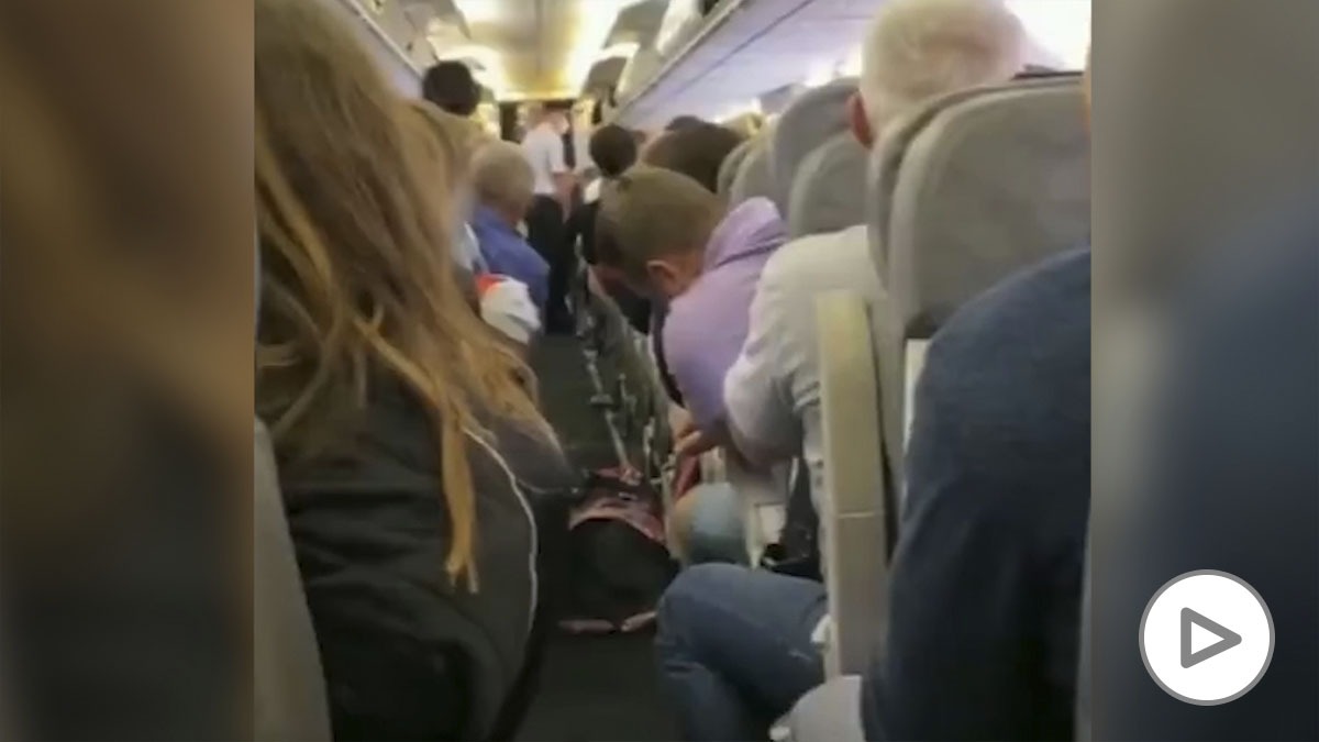 El opositor ruso grita de dolor en el avión antes de ser desembarcado.