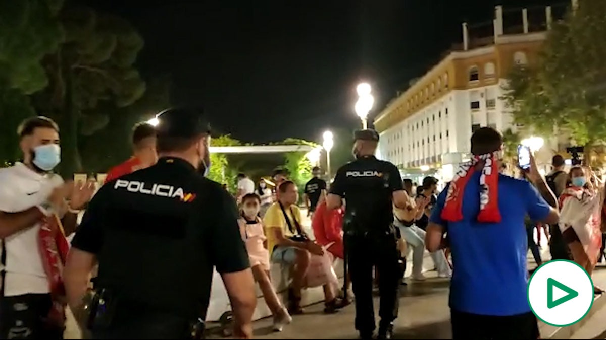 Sevilla protagoniza la primera celebración en la era Covid: vehículos, mascarillas… y desalojo policial.