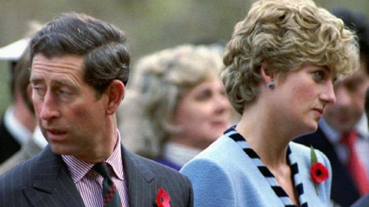 El 28 de agosto de 1996 Carlos de Inglaterra y la princesa Diana se divorcian formalmente
