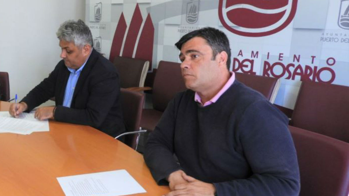 El alcalde socialista de Puerto del Rosario, Juan Jiménez, y el concejal acusado de acoso sexual, José Juan Herrera.
