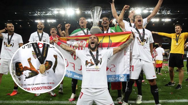 El Sevilla, celebrando el título con las camisetas honoríficas.