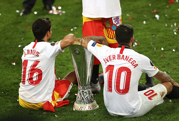 Navas y Banega, con la copa (Getty).