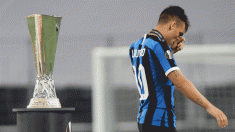 Lautaro, tras recoger la medalla de subcampeón de la Europa League (AFP)