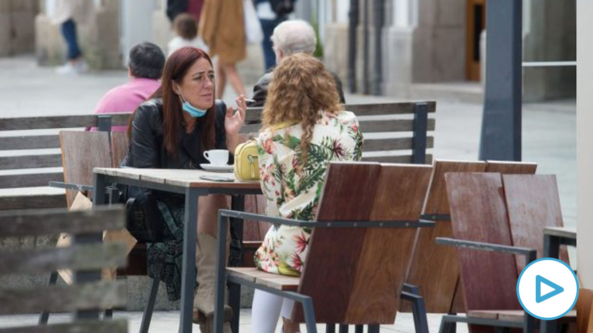 Una persona fuma en una terraza. Foto: EP.