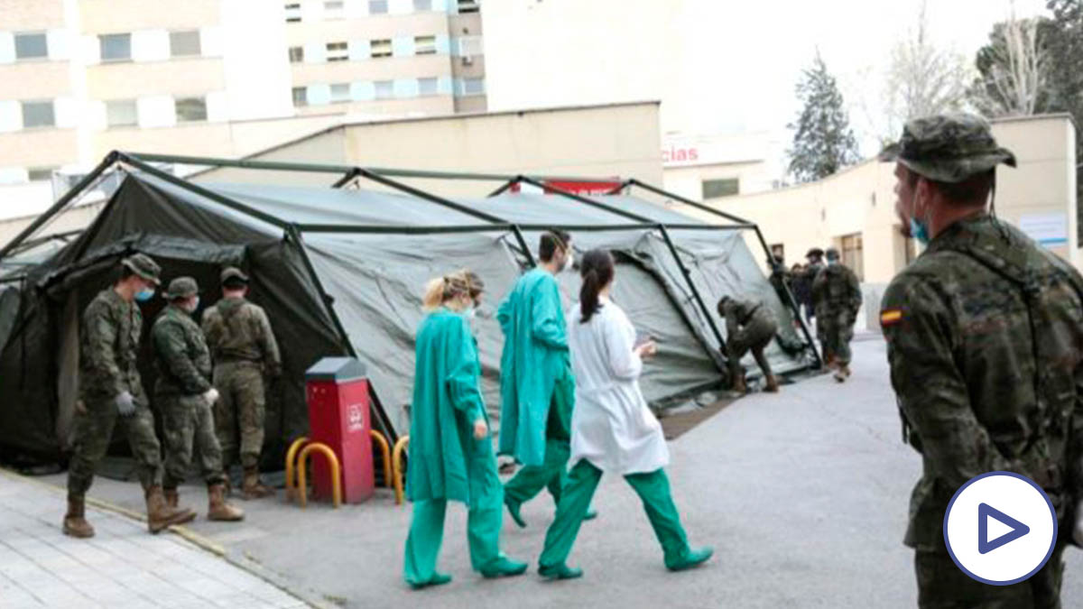 Efectivos del Ejército de Tierra trabajando en la infraestructura del hospital de campaña ubicado en el Hospital Gregorio Marañón de Madrid. (Foto: Efe)