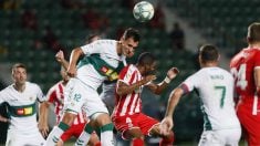 Dani Calvo pelea un balón durante el Girona-Elche. (EFE)