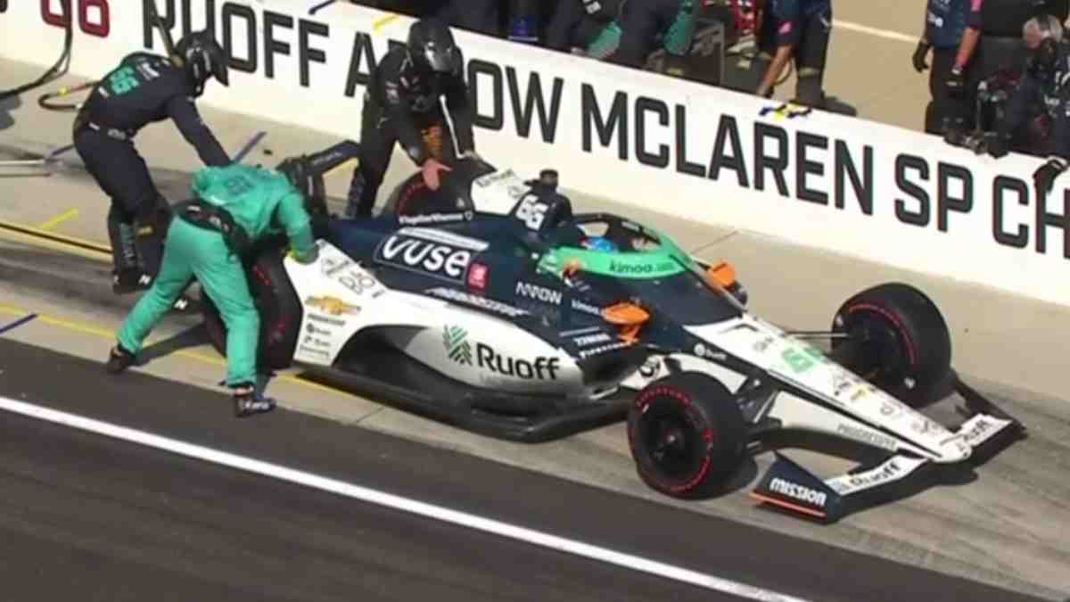 Fernando Alonso en boxes. (Captura de pantalla)
