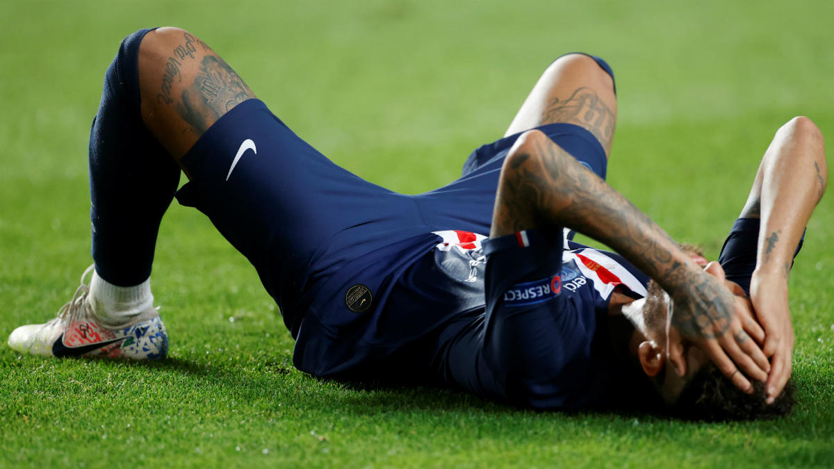 Neymar llora sobre el césped tras perder la final de la Champions. (AFP)