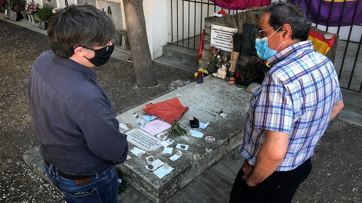 Quim torra y Carles Puigdemont ante la tumba de Machado en Colliure (Francia).