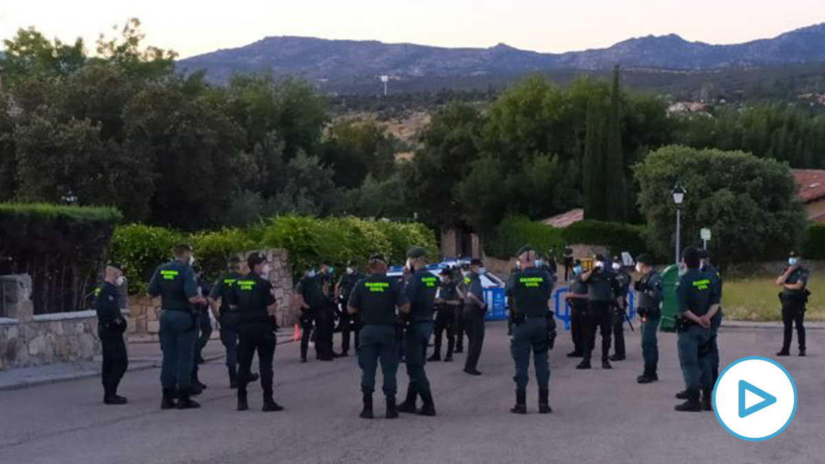 Momento del ‘briefing’ tras el operativo de la Guardia Civil junto a la casa de Pablo Iglesias.