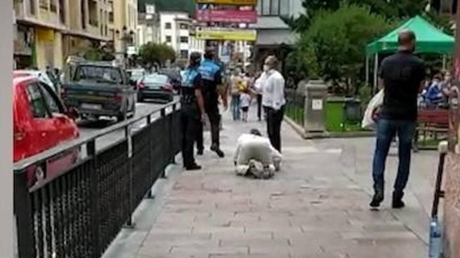 Dos turistas se hacen pasar por perros en Cangas de Onís para no ponerse la mascarilla