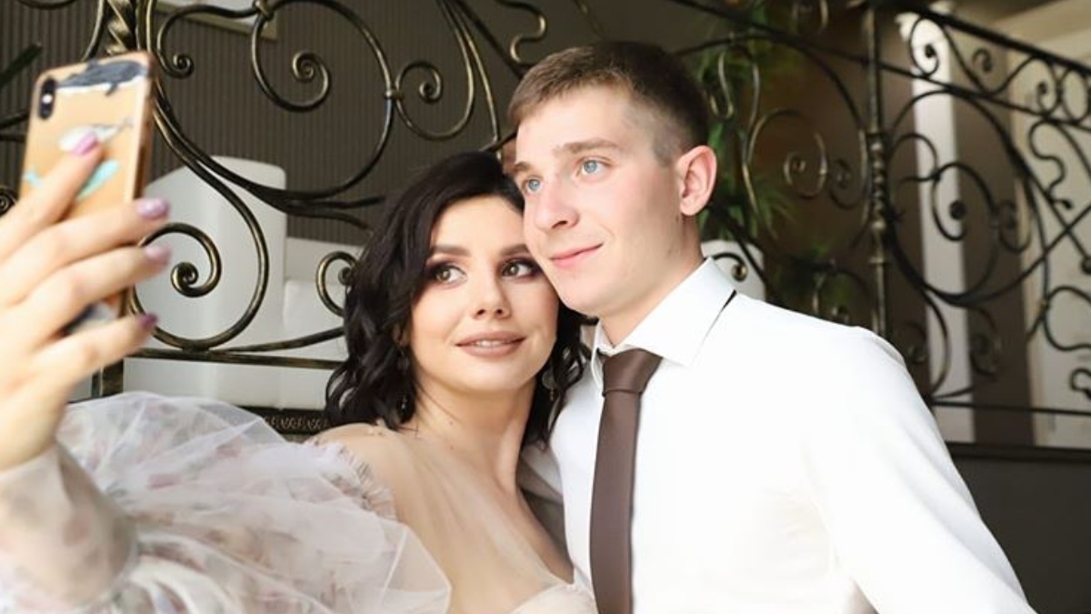 Instagram: Una famosa influencer se casa con el hijo de su marido 15 años menor que ella