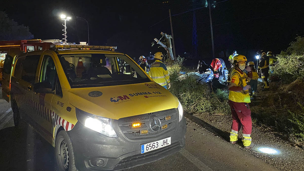 Los servicios de emergencia asisten a las víctimas del accidente de Móstoles.
