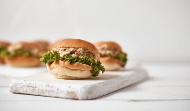 Mini Hamburguesa de atún con mayonesa de ajo: Receta para un aperitivo diferente