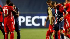 Neymar y Mbappé se lamentan tras perder la final ante el Bayern. (AFP)