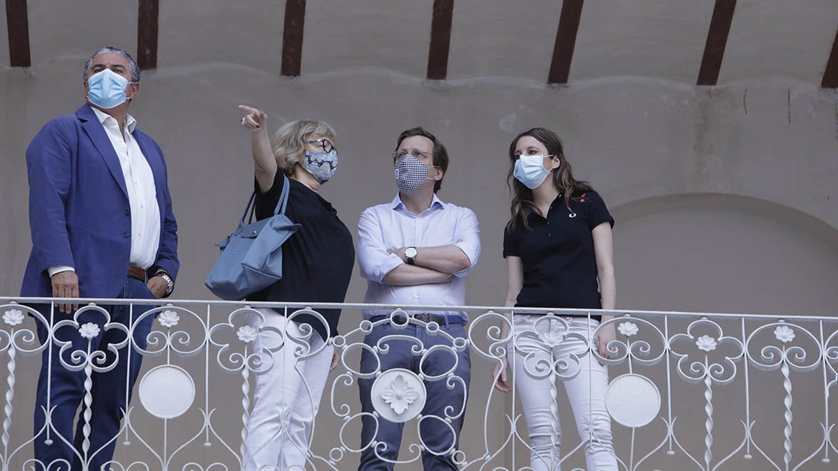 El alcalde Madrid, José Luis Martínez-Almeida, junto a Andrea Levy, este martes, durante su visita al frontón Beti-Jai.