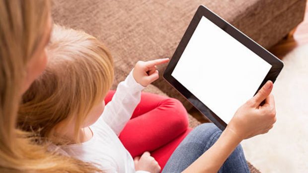 El tiempo frente a las pantallas de los dispositivos móviles puede fortalecer la atención en los niños pequeños, según un estudio