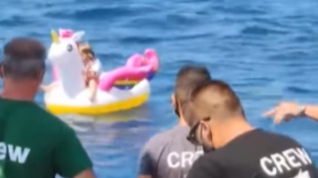 YouTube: Rescatan a una niña en alta mar después de ser arrastrada con su flotador de unicornio