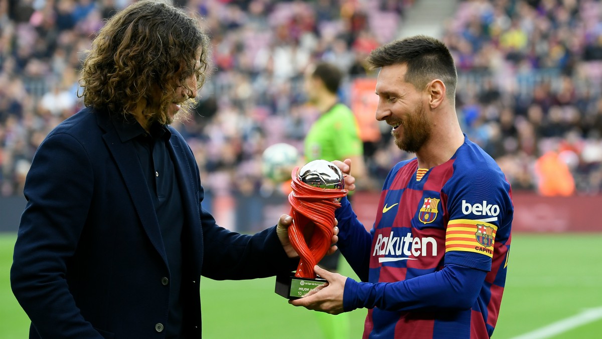 Messi recibe un premio de manos de Puyol.