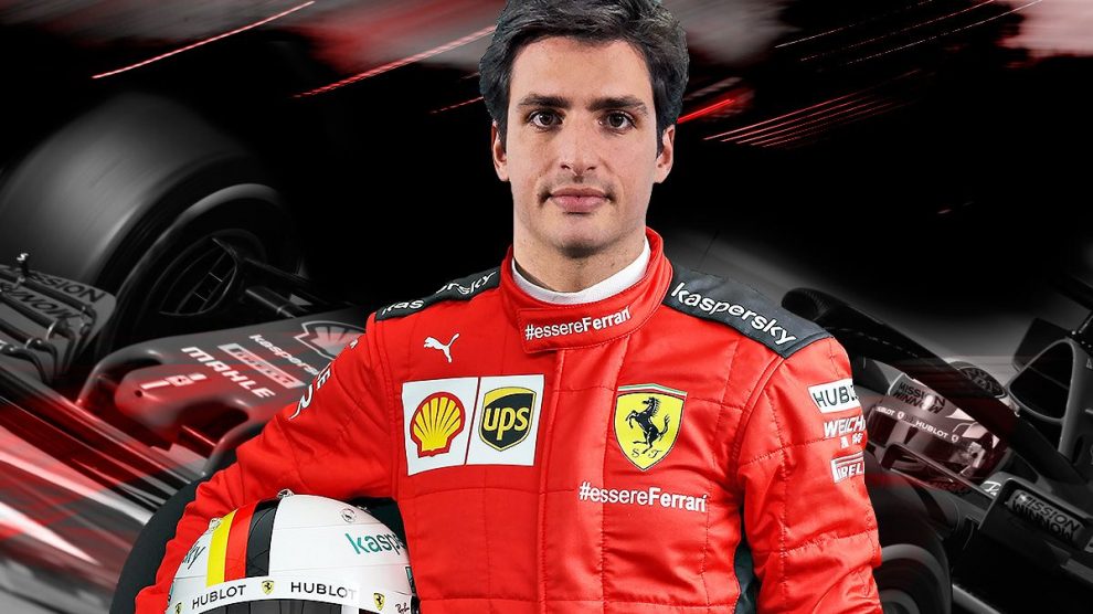 Carlos Sainz con los colores de Ferrari.