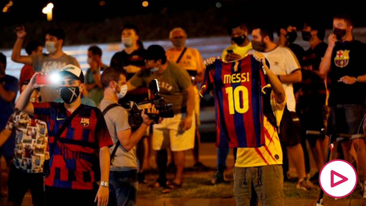 Aficionados del Barcelona se manifestaron en la sede del club. (EFE)