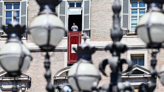 El Papa Francisco en el balcón donde reza el Ángelus. Foto: AFP