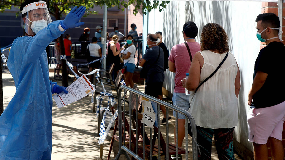 Profesionales sanitarios informan a las personas interesadas en el CAP de Canovelles (Barcelona) donde el departamento de Salud continúa con el cribado masivo de PCR a los vecinos de Canvellas (Barcelona).