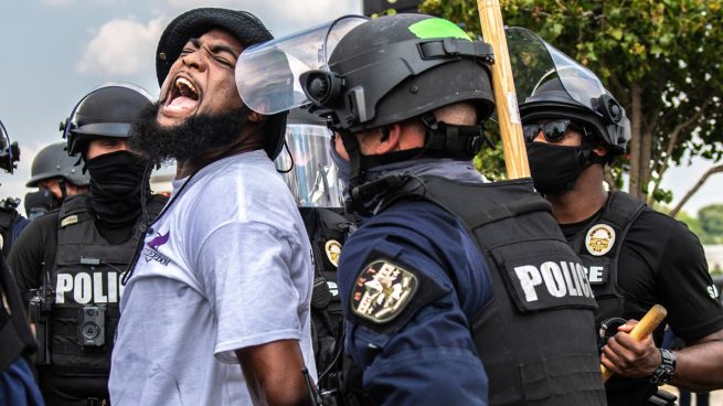 Uno de los manifestantes detenidos durante las protestas por el asesinato de la mujer afroamericana Breonna Taylor a manos de la Policía. Foto: EP