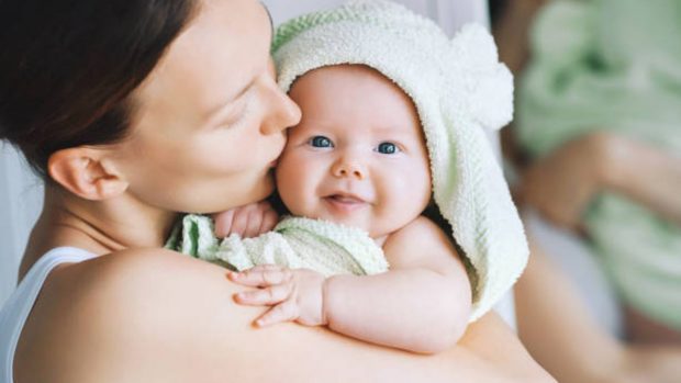 Cómo lavar y cómo secar la cabeza bebé