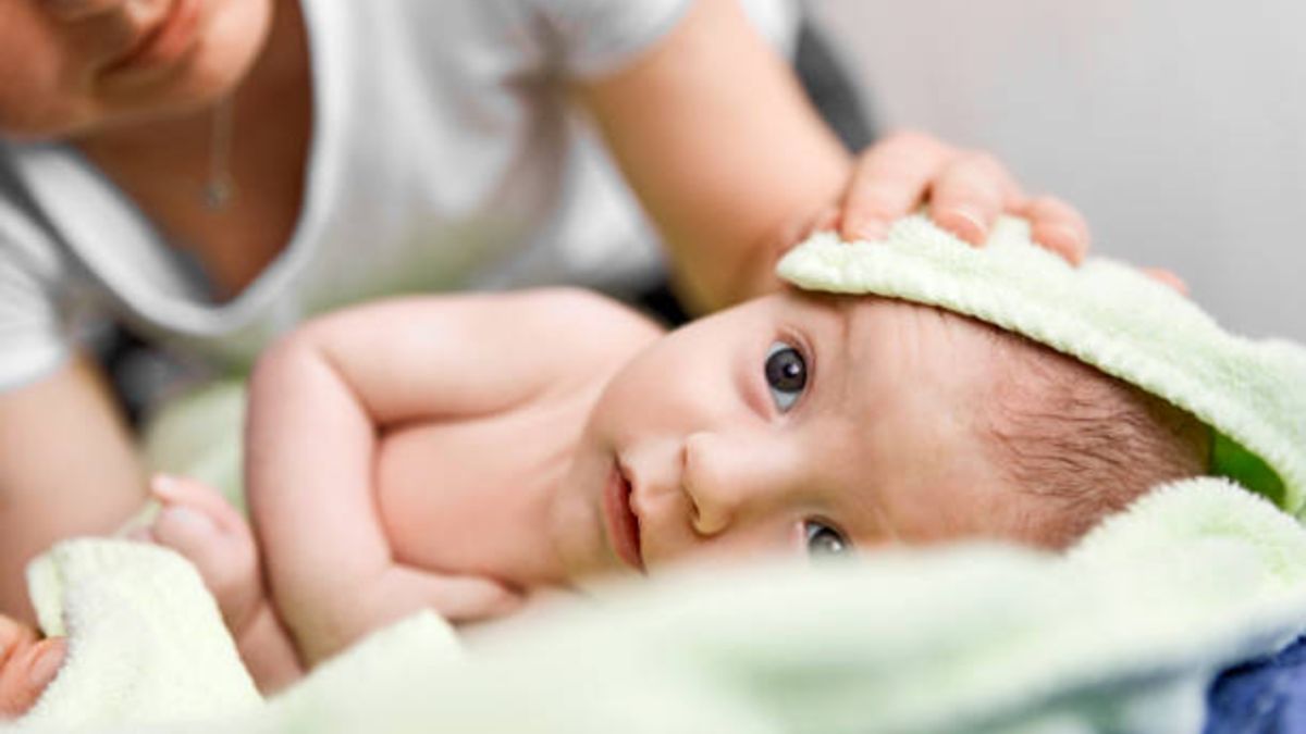 Pautas para lavar y secar la cabeza del bebé