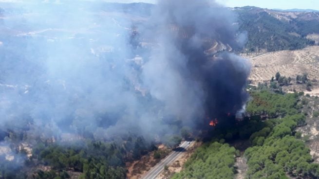 El incendio de Almonaster se mantiene activo y los desalojados no dormirán en sus casas