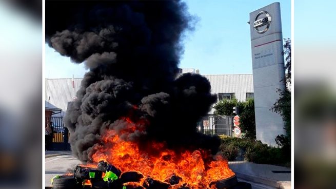 Trabajadores de Acciona queman neumáticos en la fabrica de Nissan en Barcelona
