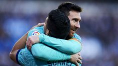 Leo Messi y Luis Suárez celebran un tanto. (Getty)