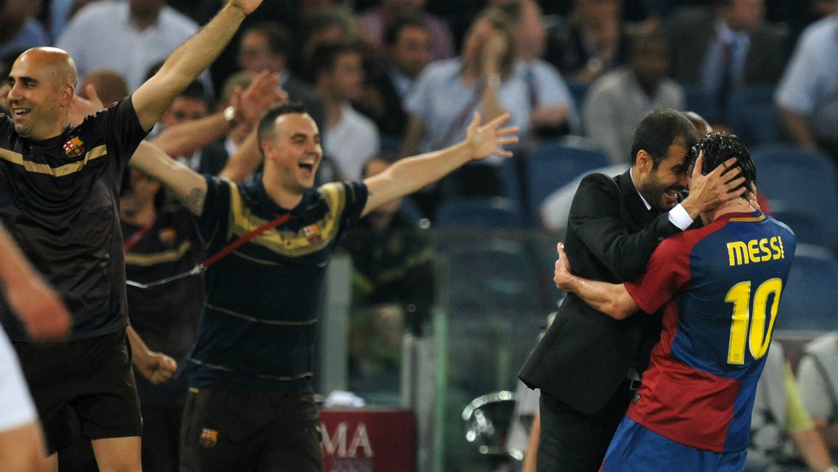 Guardiola celebra un tanto con Messi en un partido del Barcelona. (AFP)