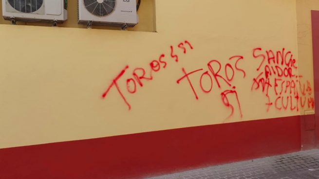 La sede del PSOE de Triana (Sevilla) amanece con pintadas protaurinas y de ‘Sánchez traidor’