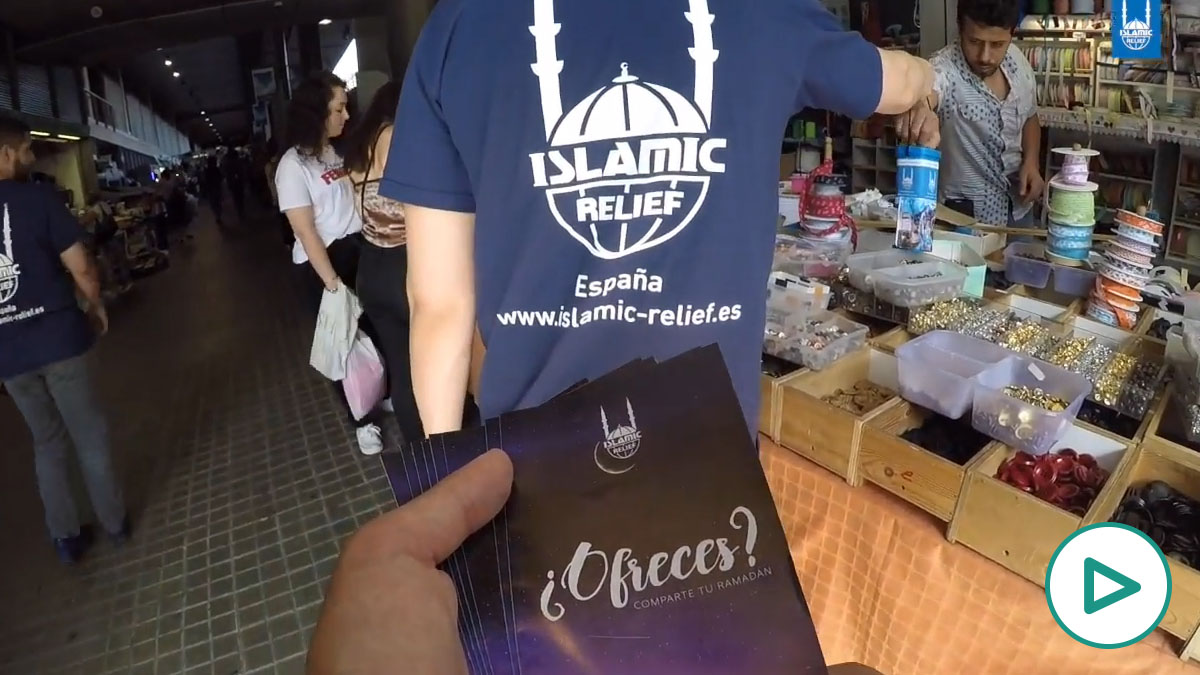 Los voluntarios de la ONG Islamic Relief Worldwide (IRW), en las calles de Barcelona.