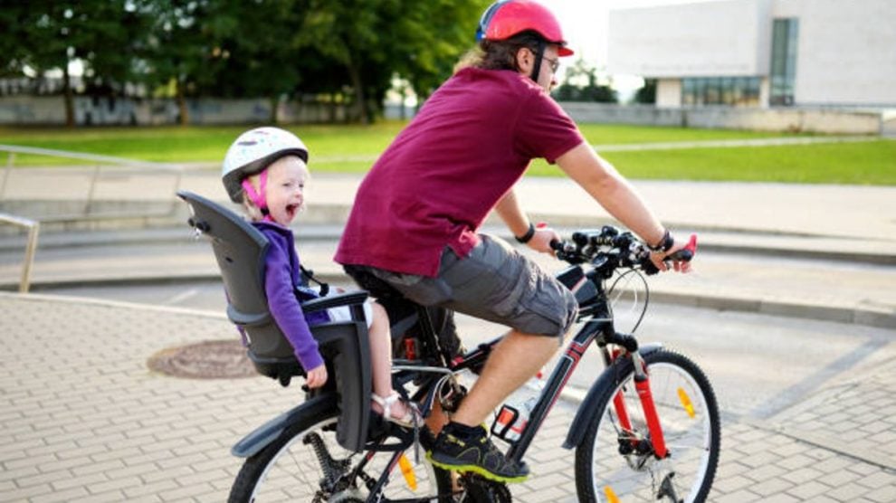 Por qué elegir una sillita delantera para llevar a los niños en la bici