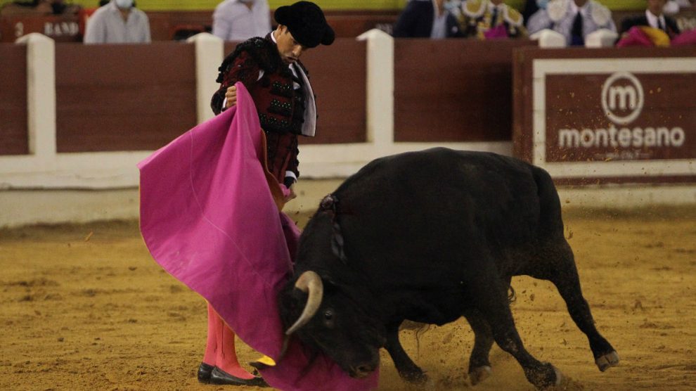 José María Manzanares durante la faena a su primer toro (Foto: EFE).