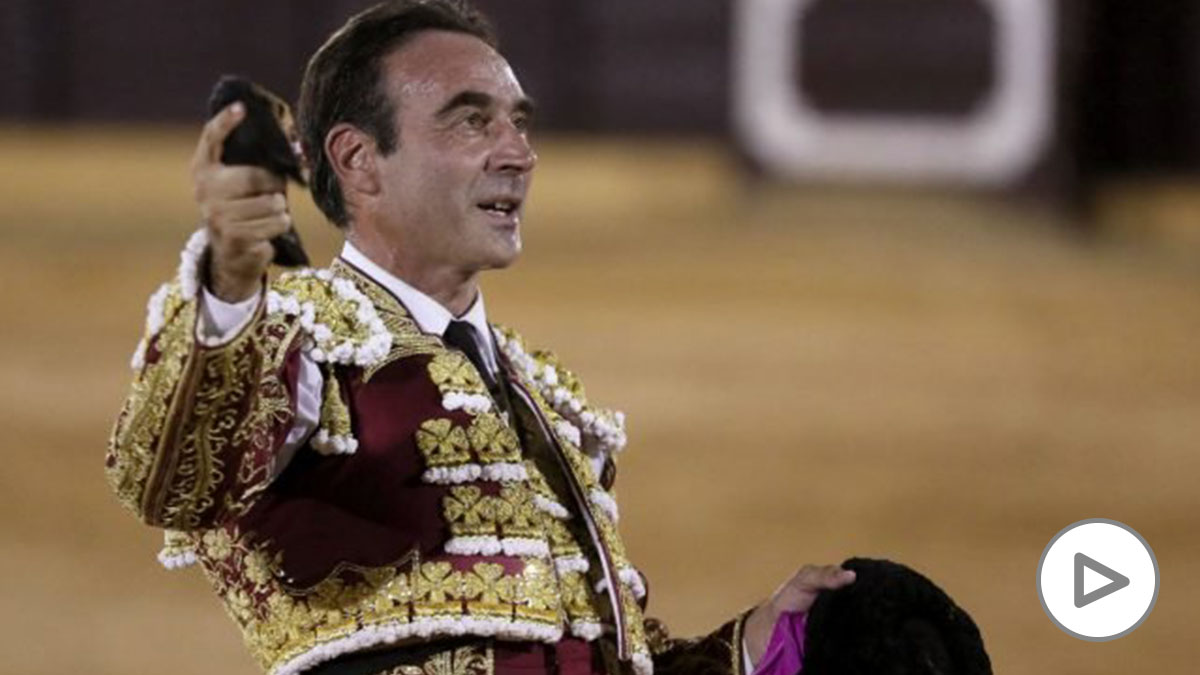 Enrique Ponce exhibe un trofeo. (Foto: EFE).