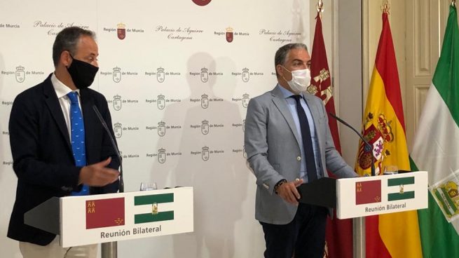 El consejero de la Presidencia, Administración Pública e Interior de la Junta de Andalucía, Elías Bendodo, y el consejero de la Presidencia y Hacienda de la Región de Murcia, Javier Celdrán.