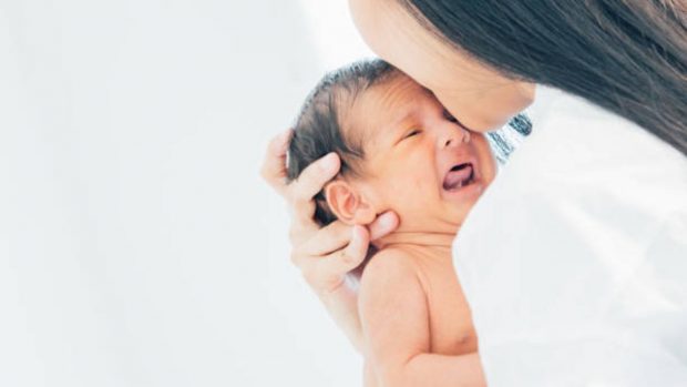 El bebé llora cuando toma el pecho: Motivos y qué podemos hacer