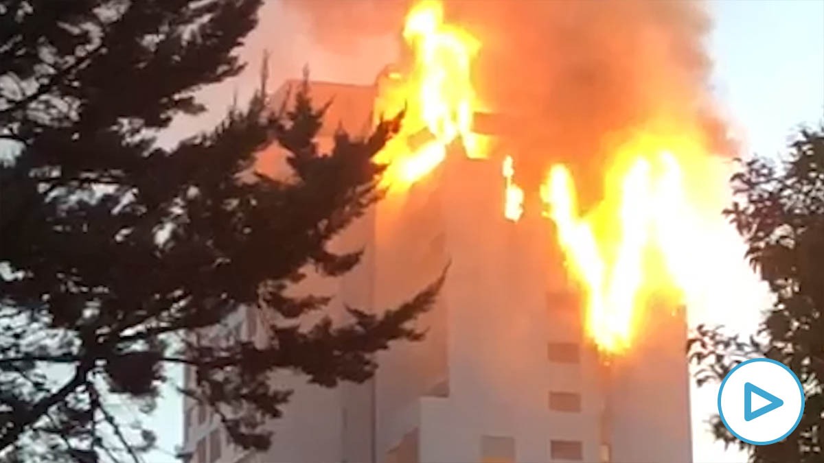 Un edificio arde en llamas en Madrid. Imagen: Juanan Jiménez