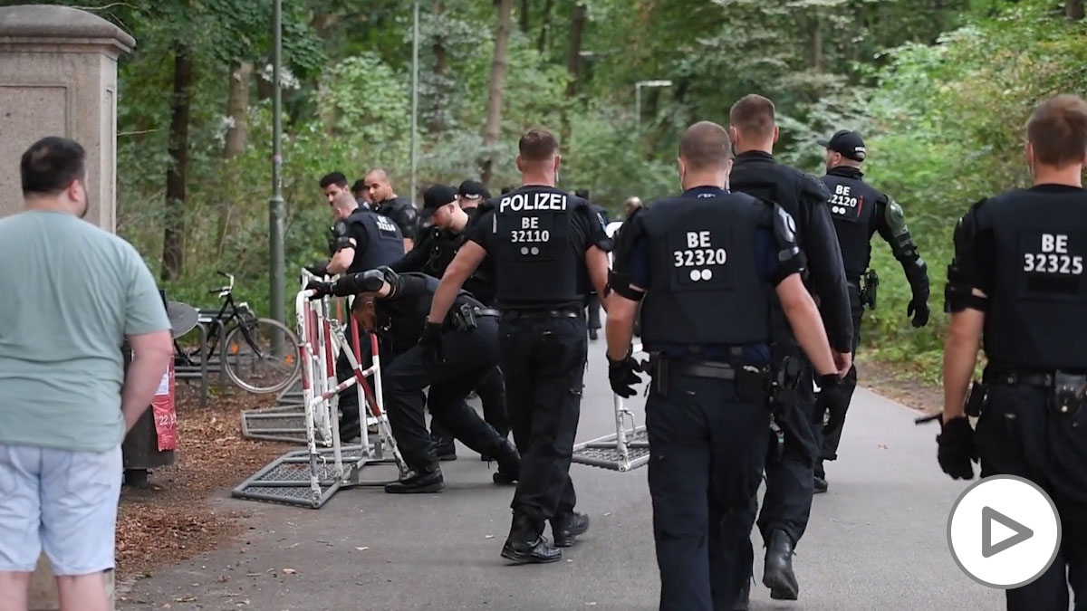 La Policía disuelve una manifestación negacionista en Berlín con más de 18.000 asistentes.