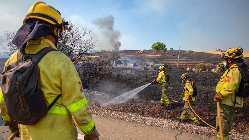 Los bomberos ven «muy difícil» saber cuándo estabilizarán el incendio de Almonaster, con 3.150 desalojos.