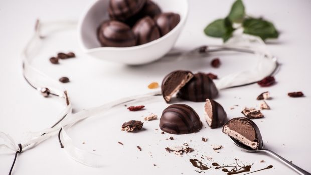 Toma nota de estas 4 recetas de bombones de chocolate para darte un capricho