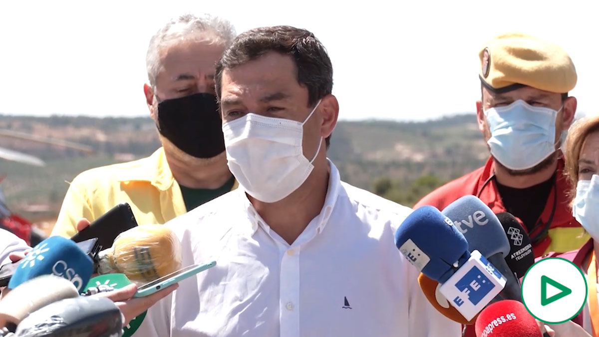 El presidente de la Junta de Andalucía, Juanma Moreno, durante su visita en Valverde del Camino (Huelva).