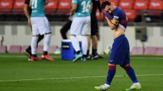 Leo Messi se seca el sudor en un partido con el Barcelona. (Getty)