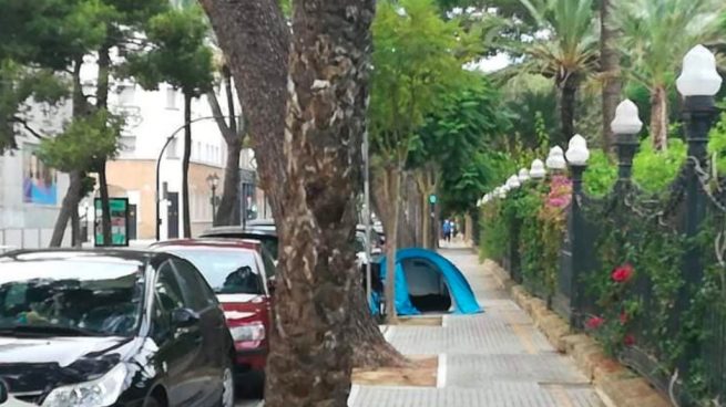 El cachondeo de la Cádiz de Kichi: tiendas de campaña en plena calle con total impunidad