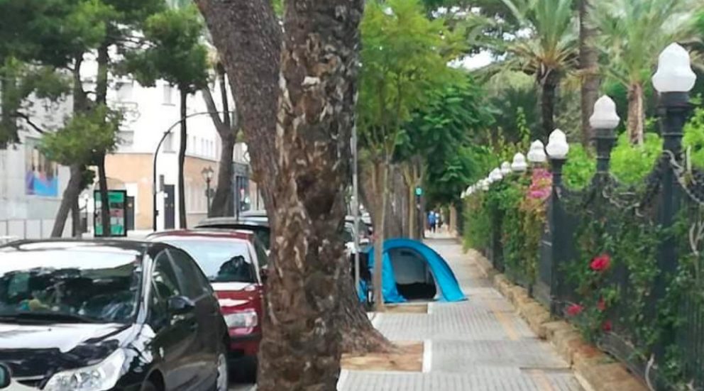 Tienda de campaña en plena calle de Cádiz.