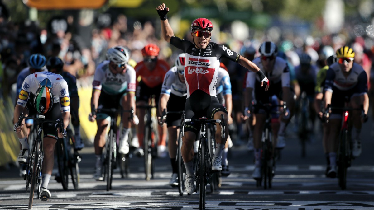 Caleb Ewan celebra su victoria en el Tour. (AFP)